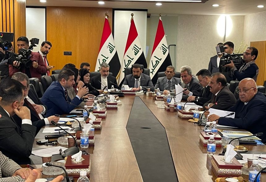 ملفات صناعية على طاولة المناقشة