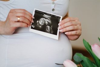 دراسة: حمل التوائم يضاعف خطر المشكلات القلبية للأم