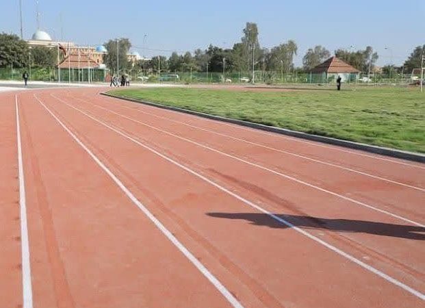 الجهد الخدمي يباشر بصيانة ملعب جامعة القادسية