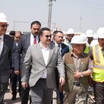 رئيس الوزراء يتابع ميدانياً مشروع مد أنبوب نقل الغاز