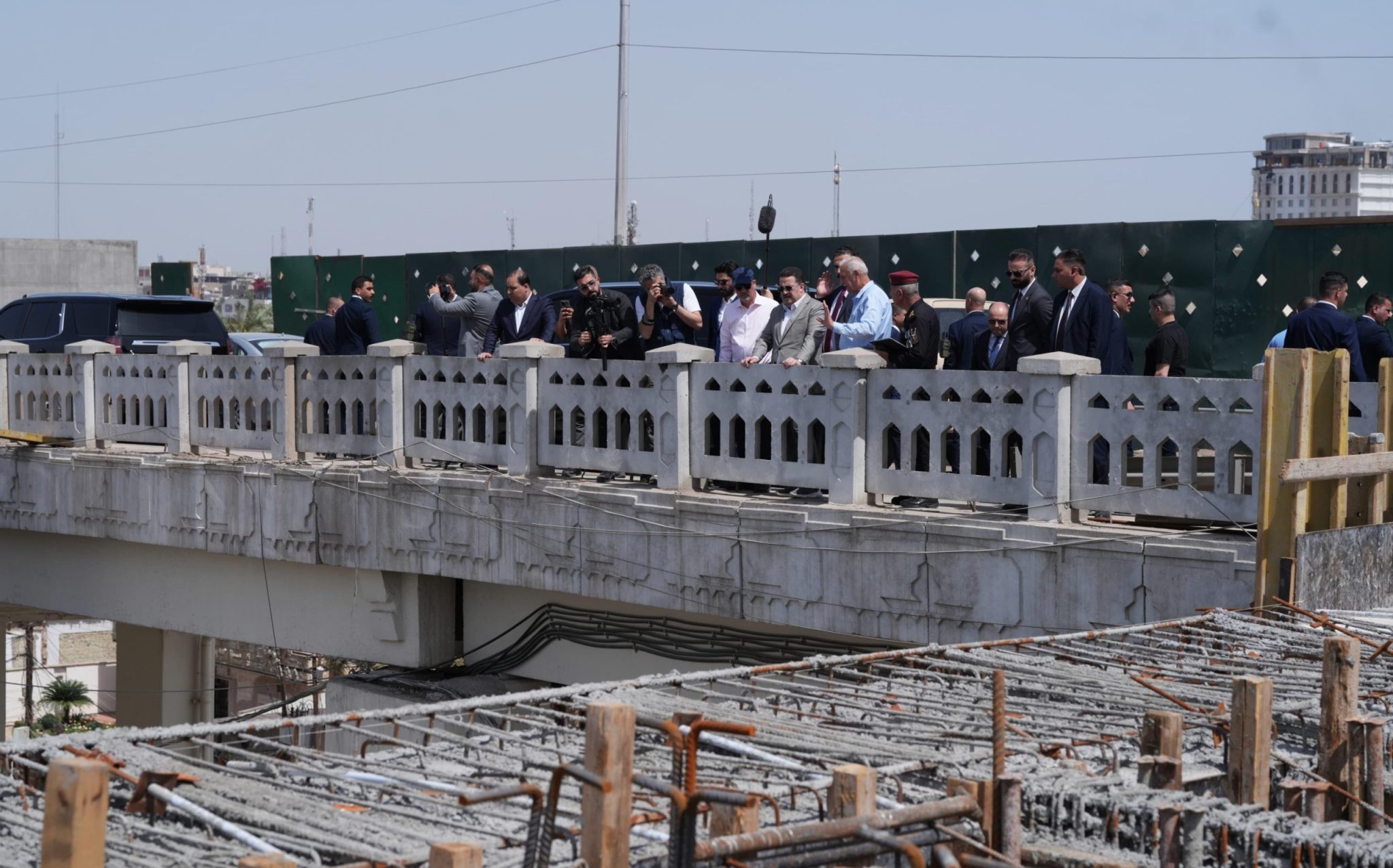 رئيس الوزراء يتابع ميدانياً الأعمال بمشروع المجسر