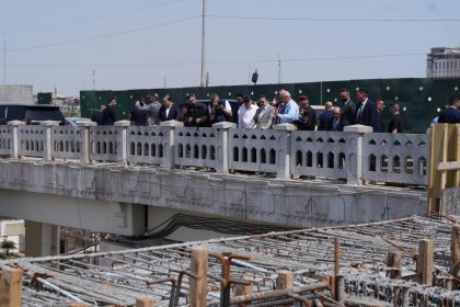 رئيس الوزراء يتابع ميدانياً الأعمال بمشروع المجسر