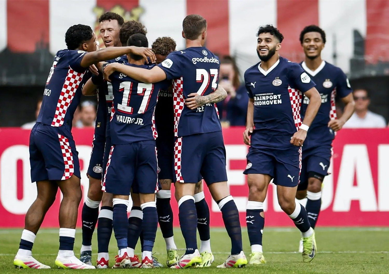 أيندهوفن يتوج بلقب الدوري الهولندي للمرة 26 في تاريخه