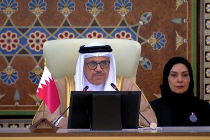 رئيس وفد مملكة البحرين يسلم العراق رئاسة القمة العربية ويشيد بتنظيم قمة بغداد