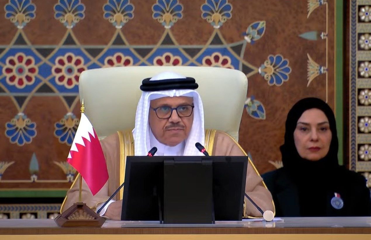 رئيس وفد مملكة البحرين يسلم العراق رئاسة القمة العربية ويشيد بتنظيم قمة بغداد
