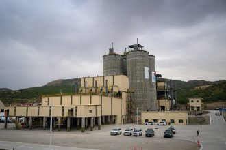 افتتاح محطة كهرباء ومعمل إسمنت بطاقة مليون و100 ألف طن سنويا
