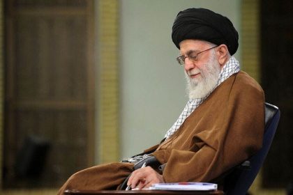 قائد الثورة يعين اللواء حاتمي قائدًا عامًا لجيش الجمهورية الإسلامية الإيرانية