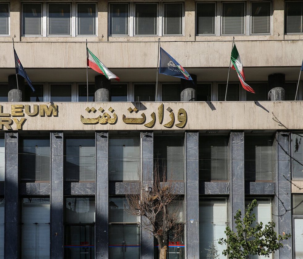 الكيان الصهيوني يستهدف مستودع نفط وخزان وقود في ايران