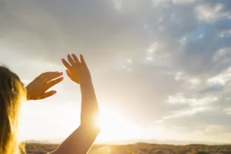 الإفراط في التعرض للشمس يتسبّب بزيادة التجاعيد