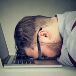 باحثون: العلاقة بين النوم والعمل وثيقة ومتبادلة