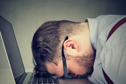 باحثون: العلاقة بين النوم والعمل وثيقة ومتبادلة