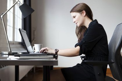 أضرار الجلوس الطويل في العمل