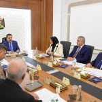 رئيس الوزراء يؤكد توجه الحكومة بمراجعة الجوانب المالية والاقتصادية