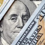 الدولار يتجه لخسارة أسبوعية مع تصاعد التوتر العالمي