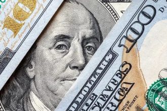 الدولار يتجه لخسارة أسبوعية مع تصاعد التوتر العالمي