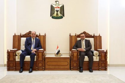 أكد رئيس ائتلاف دولة القانون نوري كامل المالكي ورئيس تحالف النهج الوطني عبد الحسين الموسوي، اليوم اﻷحد، على ضرورة تكثيف الحوارات البنّاءة للإسراع بتشكيل حكومة كاملة الصلاحيات.