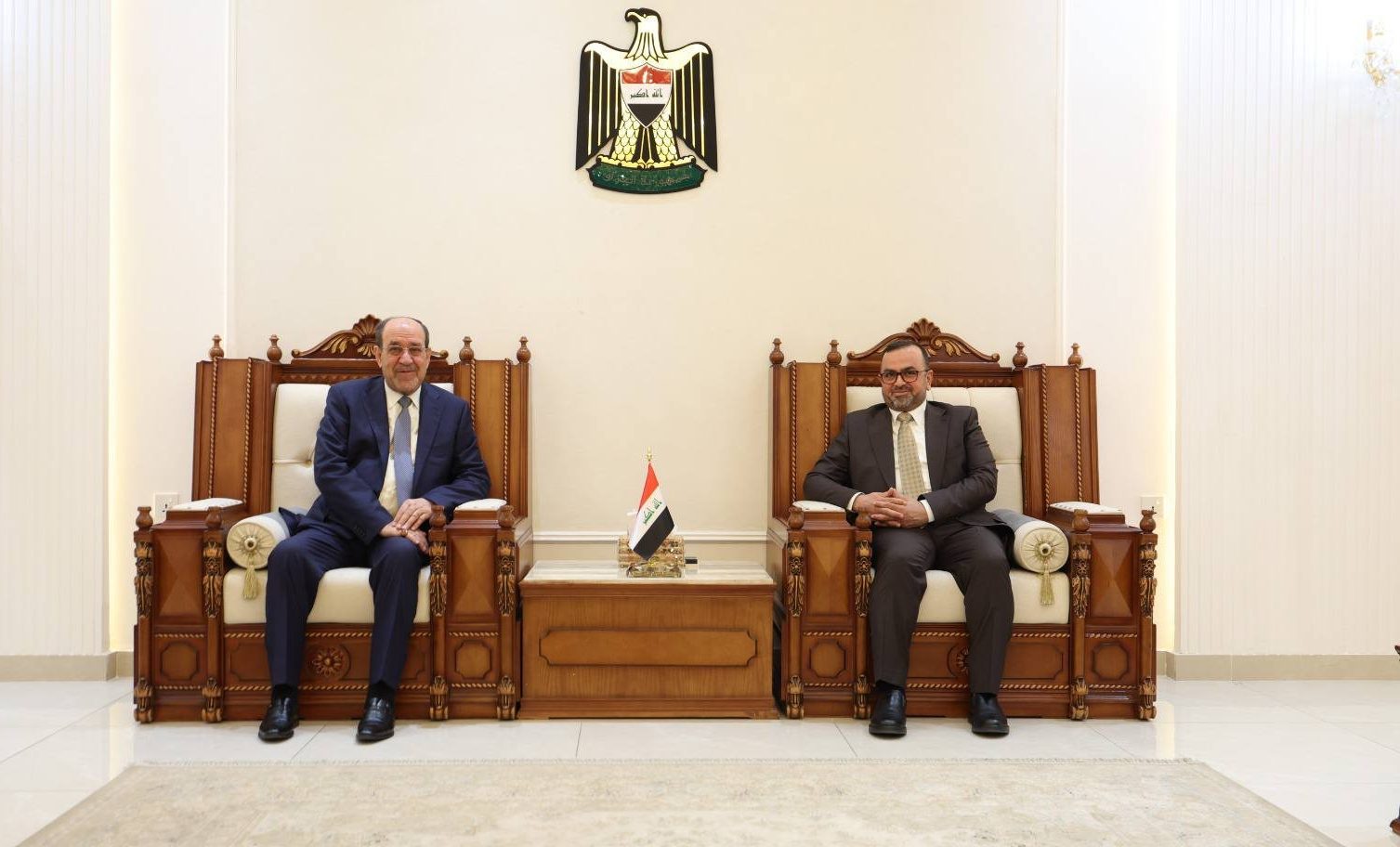 أكد رئيس ائتلاف دولة القانون نوري كامل المالكي ورئيس تحالف النهج الوطني عبد الحسين الموسوي، اليوم اﻷحد، على ضرورة تكثيف الحوارات البنّاءة للإسراع بتشكيل حكومة كاملة الصلاحيات.