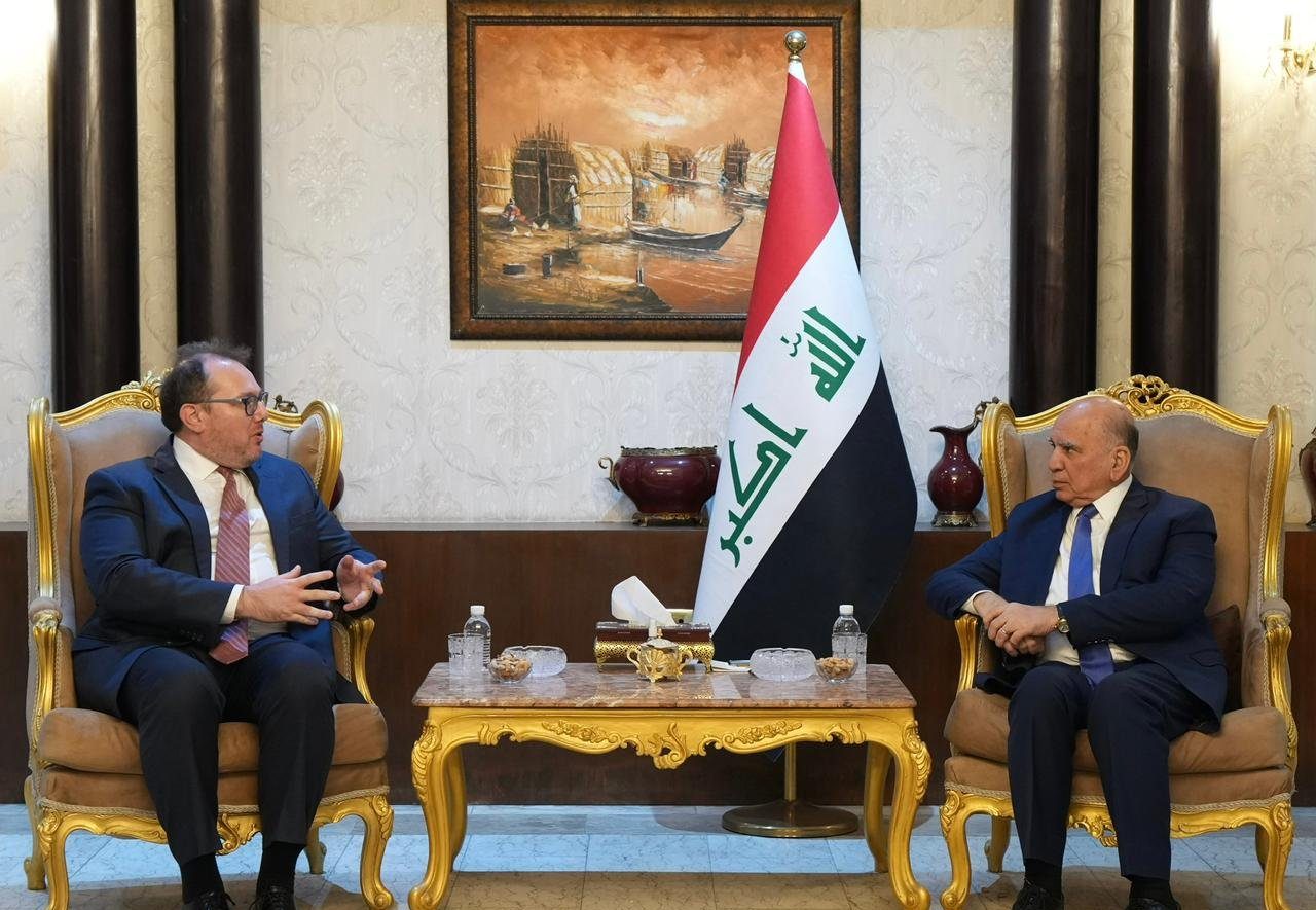 القائم بالأعمال الأمريكي يؤكد دعم واشنطن لسياسات الحكومة برئاسة الزيدي