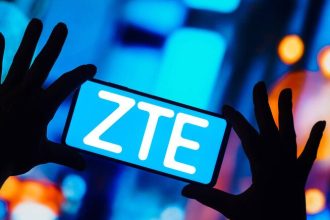 ZTE تتحدى آبل وسامسونغ بهاتف نحيف ومتطور