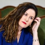 رئيسة الاستخبارات الألبانية تسلّم نفسها بعد صدور مذكرة توقيف بحقها