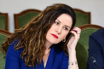 رئيسة الاستخبارات الألبانية تسلّم نفسها بعد صدور مذكرة توقيف بحقها