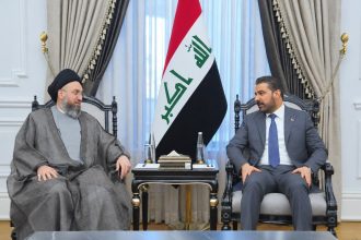رئيس الوزراء والسيد الحكيم يؤكدان أهمية توحيد المواقف والرؤى لإكمال التشكيلة الحكومية