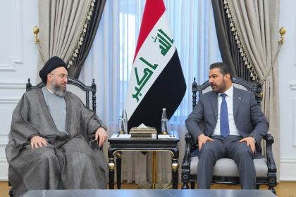 رئيس الوزراء والسيد الحكيم يؤكدان أهمية توحيد المواقف والرؤى لإكمال التشكيلة الحكومية