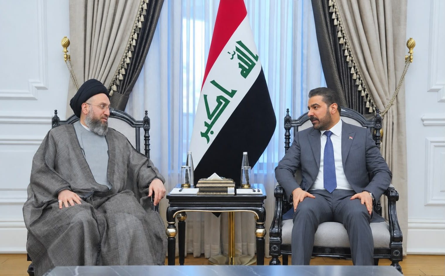 رئيس الوزراء والسيد الحكيم يؤكدان أهمية توحيد المواقف والرؤى لإكمال التشكيلة الحكومية