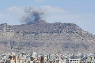 أفادت مصادر إعلامية، اليوم السبت، بسماع دوي انفجارات في العاصمة اليمنية صنعاء، وسط تحليق مكثف للطيران في أجواء المدينة.