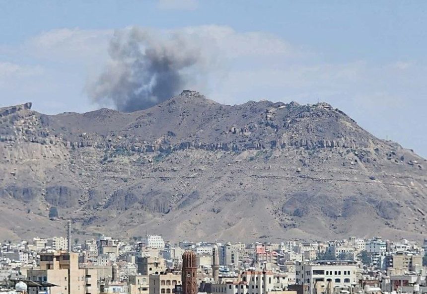 أفادت مصادر إعلامية، اليوم السبت، بسماع دوي انفجارات في العاصمة اليمنية صنعاء، وسط تحليق مكثف للطيران في أجواء المدينة.