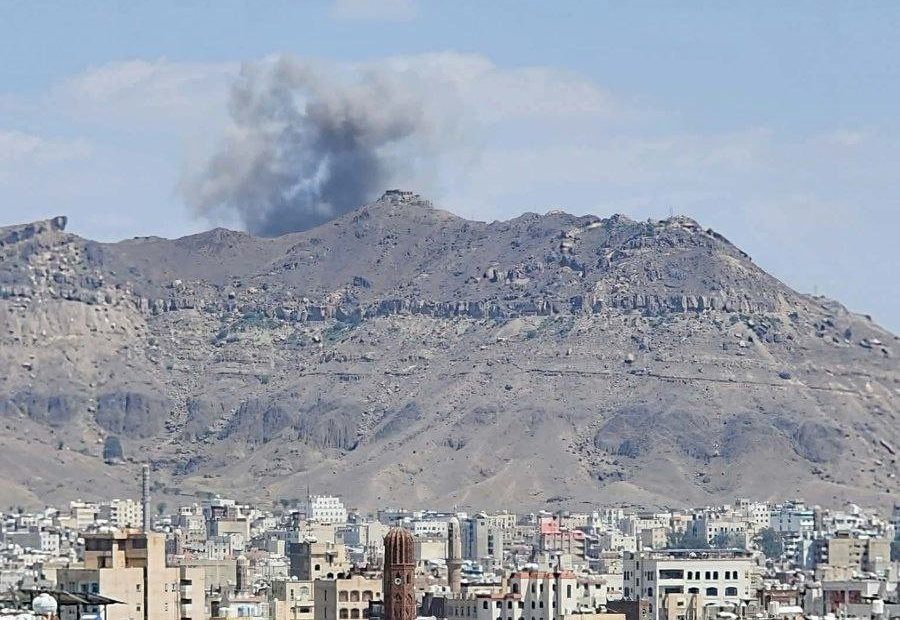 أفادت مصادر إعلامية، اليوم السبت، بسماع دوي انفجارات في العاصمة اليمنية صنعاء، وسط تحليق مكثف للطيران في أجواء المدينة.