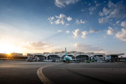 السعودية تقرر تمديد تعليق العمليات التشغيلية في مطار الرياض