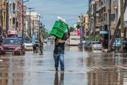 السنغال تؤجل بدء العام الدراسي بسبب الفيضانات والأمطار الغزيرة
